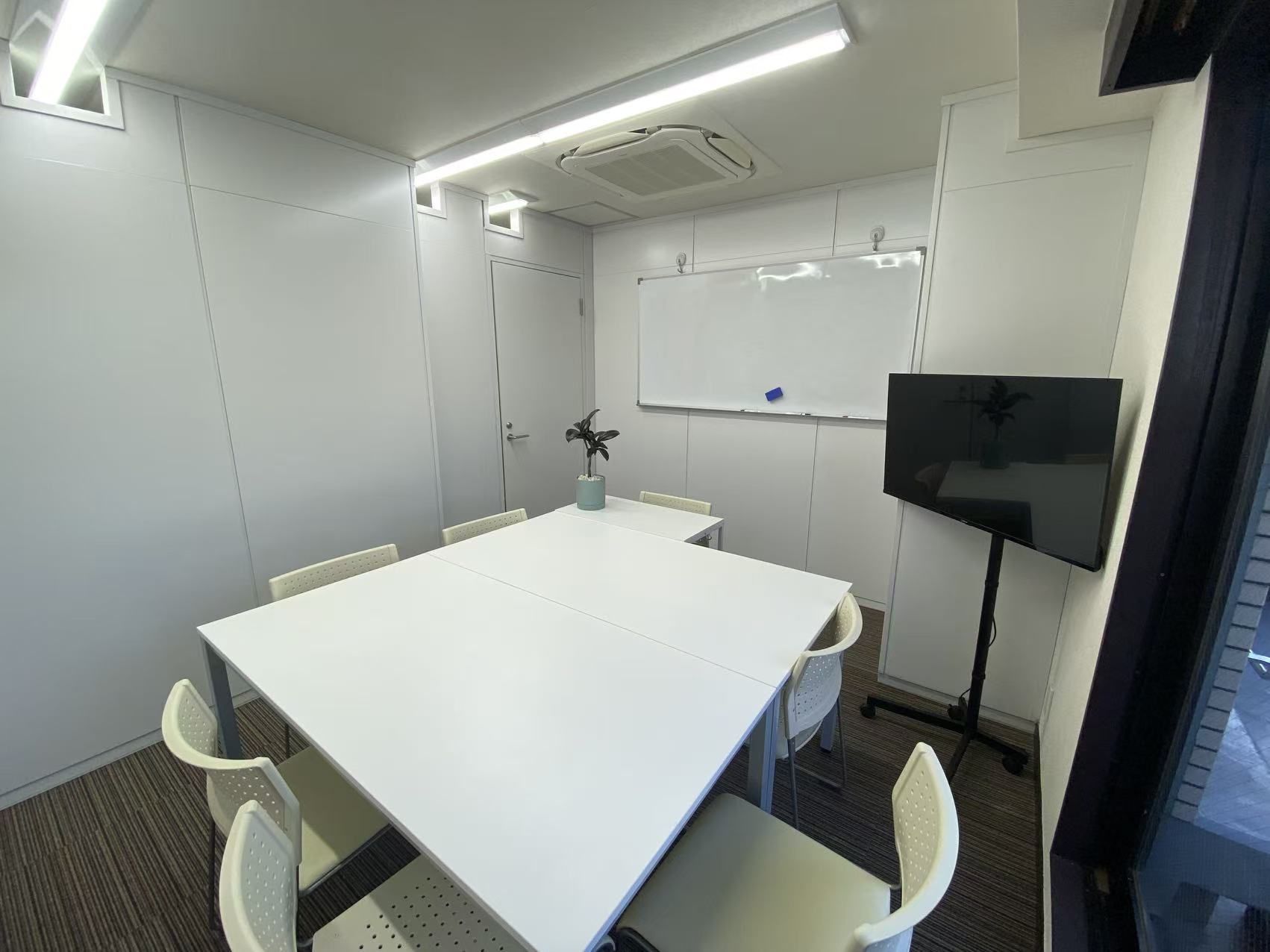 教室で中国語を学ぶ学生たち