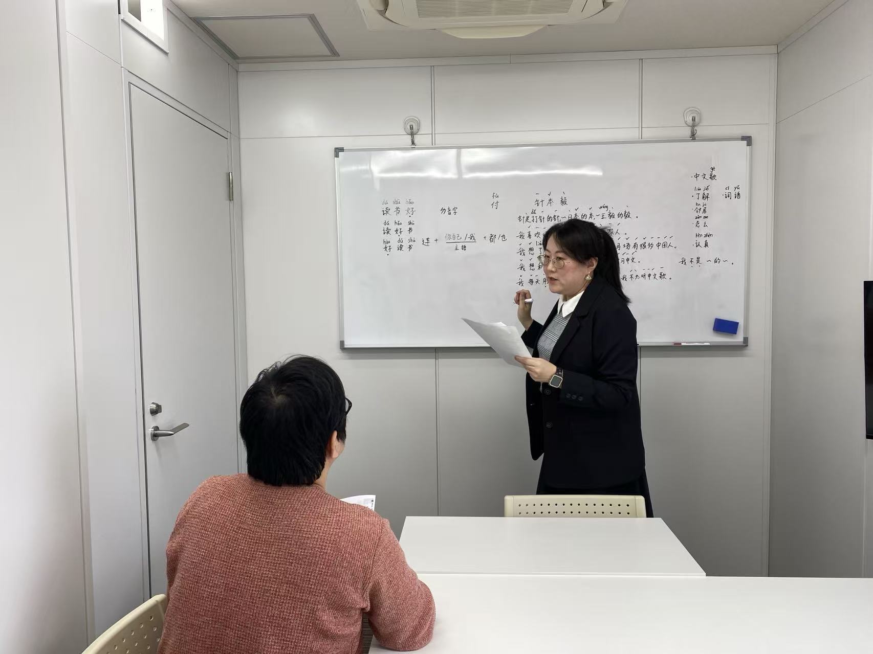 教室で中国語を学ぶ学生たち